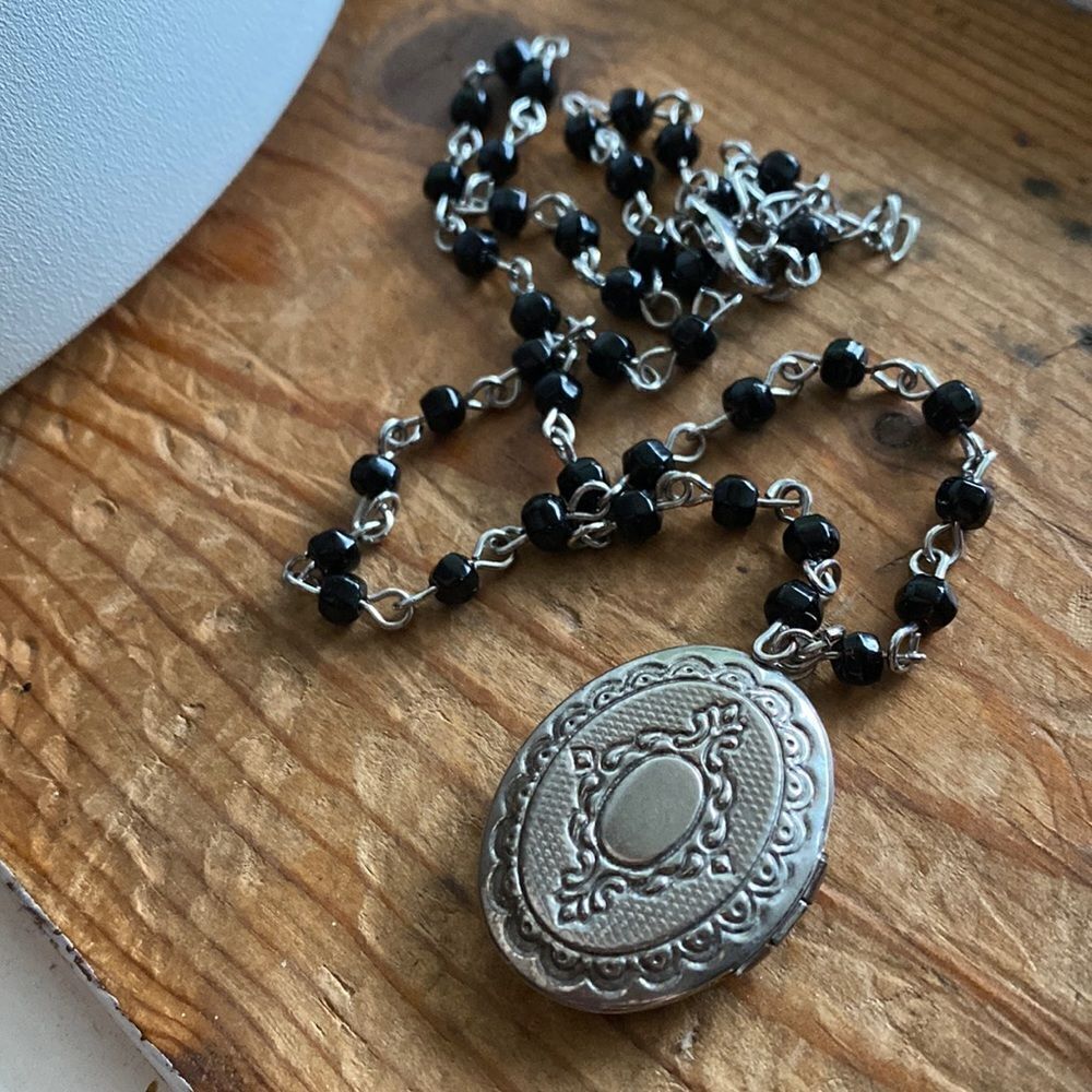 💛 Vintage Silver Tone Black Bead Locket Necklace